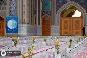 توزیع افطاری در باب&zwnj;الکاظم حرم مطهر رضوی