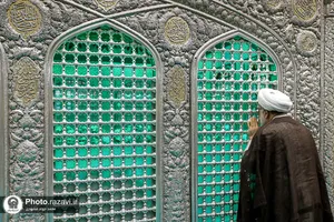 غبارروبی ضریح مطهر حضرت رضا(ع) در آستانه میلاد پیامبر اکرم(ص)