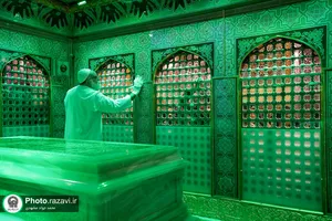 غبارروبی ضریح مطهر حضرت رضا(ع) در آستانه میلاد پیامبر اکرم(ص)