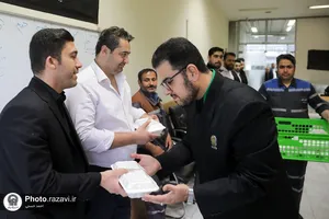 توزیع افطاری بین کارکنان قطار شهری و بهشت رضا علیه السلام