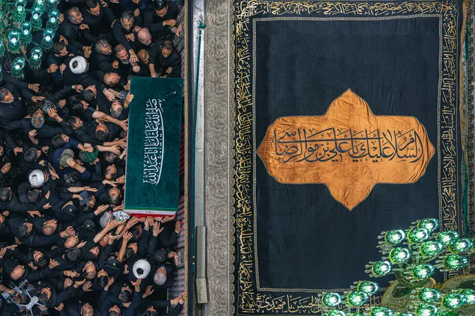 عکس با کیفیت: رهبر شهید در آغوش امام غریب