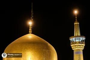 تعویض پرچم گنبد مطهر رضوی به مناسبت شهادت شهدای حادثه تروریستی کرمان