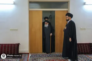 اهداء مصحف مشهد رضوی به آیت الله مرتضوی