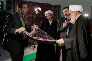 بازدید تولیت آستان قدس رضوی از روند بافت فرش‌های رواق امیرالمؤمنین علیه‌السلام