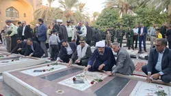 مزار شهدای آرمیده در آستان حضرت حسین بن موسی الکاظم (ع) گل‌باران و عطرافشانی شد