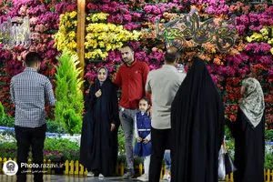 گل آرایی حرم مطهر رضوی در دهه کرامت