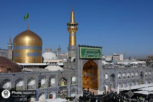 آیین تعویض پرچم گنبد منور رضوی در روز میلاد امام رضا(علیه&zwnj;السلام)