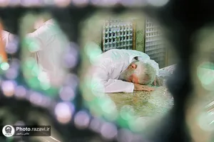تصاویری از رهبر شهید انقلاب در مراسم غبارروبی حرم مطهر رضوی