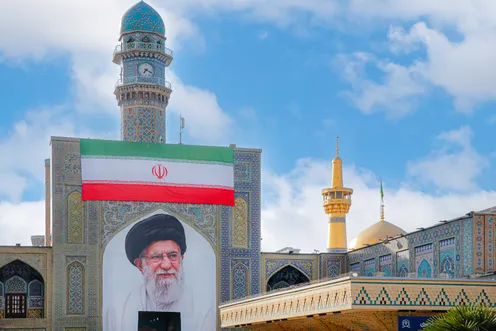 عکس با کیفیت : تصویر رهبر شهید انقلاب در ورودی صحن انقلاب حرم مطهر رضوی