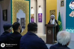 اهدای نشان طلای علمی رضا شریفیان به موزه آستان قدس رضوی