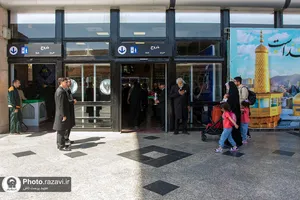 استقبال خدام حرم مطهر رضوی از زائران