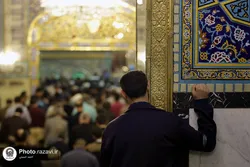عکس با کیفیت : زیارت در حرم مطهر رضوی