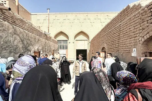 بازدید جمعی از هنرمندان و معماران از شرکت آرایه‌های معماری رضوی
