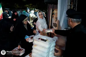 توزیع ۲۰ هزار پرس غذای متبرک به یاد رهبر شهید انقلاب-۱