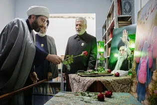حضور خدام حرم مطهر رضوی در منزل رهبر شهید انقلاب