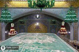 تعویض گل&zwnj;های ضریح مطهر به مناسبت ولادت جوادالائمه علیه السلام
