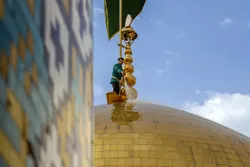 عکس با کیفیت : شستشوی گنبد حرم مطهر رضوی