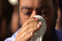 آب آشامیدنی موردنیاز زائران و مجاوران برای مراسم تشییع رهبر شهید در حرم مطهر رضوی تأمین شد