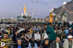بسته&zwnj;بندی و توزیع افطاری سبک در حرم مطهر رضوی