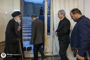 اهداء مصحف مشهد رضوی به آیت الله مرتضوی