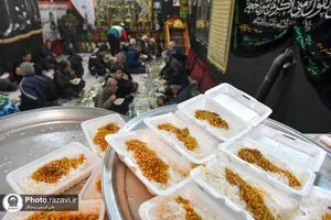 توزیع غذا میان نیازمندان اطراف حرم مطهر رضوی