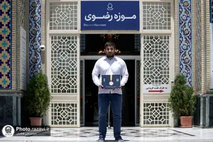 اهدای مدال طلای امیر یاری به موزه آستان قدس رضوی