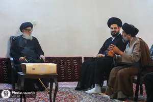 اهداء مصحف مشهد رضوی به آیت الله مرتضوی