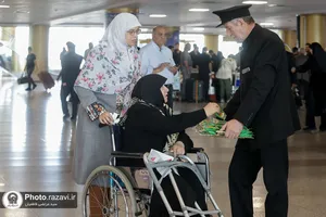 استقبال خدام از زائرین بارگاه منور رضوی