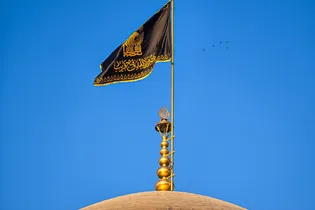 تعویض پرچم حرم امام رضا علیه‌السلام به مناسبت شهادت حضرت زهرا سلام‌الله علیها