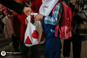 اهدا ۴٠٠ بسته میوه به دانش&zwnj;آموزان حاشیه شهر مشهد