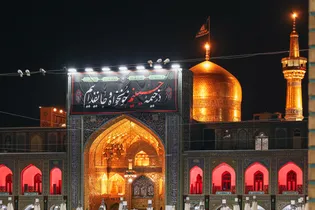 حرم مطهر رضوی در شب عاشورای حسینی