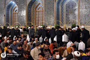 بسته&zwnj;بندی و توزیع افطاری سبک در حرم مطهر رضوی