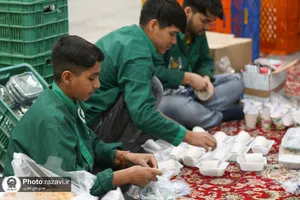 افطاری طرح ضیافت اکرام رضوی در حرم مطهر رضوی