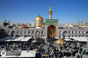 آیین تعویض پرچم گنبد منور رضوی در روز میلاد امام رضا(علیه&zwnj;السلام)
