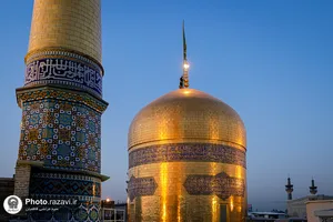  تعویض پرچم و نصب کتیبه&zwnj;های شهادت امام حسن عسکری علیه&zwnj;السلام در حرم مطهر رضوی 