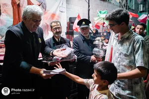 بسته بندی و توزیع تبرکات توسط خادمان رضوی در تجمعات مردمی