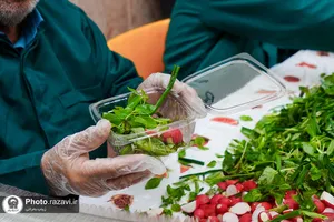 بسته بندی و توزیع افطار سبک در چایخانه حضرت رضا علیه&zwnj;السلام