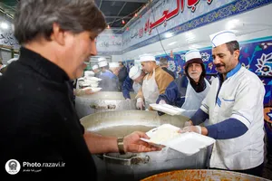 توزیع نذری در روز شهادت امام کاظم علیه&zwnj;السلام
