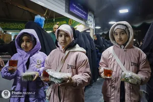 بسته بندی و توزیع افطار سبک در چایخانه حضرت رضا علیه&zwnj;السلام