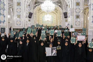 تجمع دانش آموزان دختر حافظ در حمایت از قرآن در حرم مطهر رضوی