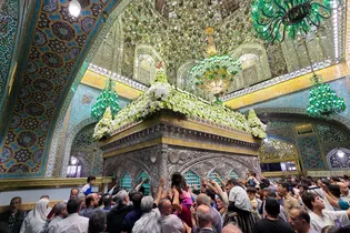 گل‌آرایی ضریح مطهر امام رضا علیه‌السلام در آستانه عید غدیر