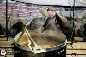 خدمت&zwnj;رسانی خدام حرم مطهر رضوی به زائران اربعین حسینی در سامرا