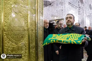 متبرک کردن پرچم کاروان&zwnj;های زیرسایه خورشید به ضریح امام رضا(علیه&zwnj;السلام)