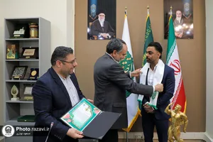 اهدای دومین مدال مهدی ماهانی به موزه آستان قدس