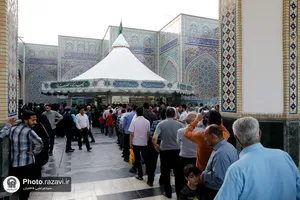 تشرف و خدمت چهره های فوتبالی در حرم مطهر رضوی