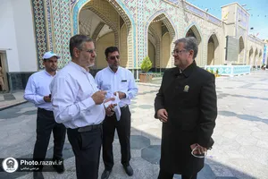 گلاب&zwnj;پاشی حرم مطهر رضوی با گلاب نذری کاشان