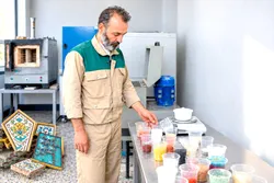 روایتی از ۲۴ سال عشق و خدمت در کارگاه کاشی شرکت آرایه‌های معماری رضوی