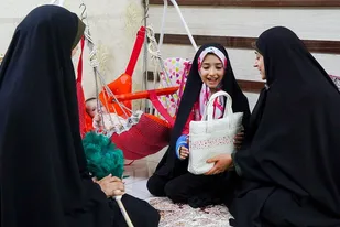 اهدای بسته‌های فرهنگی به دختران تازه‌مکلف فرزندان کارکنان بنیاد کرامت رضوی