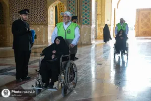 تشرف گروهی زائرین توان&zwnj;یاب به حرم مطهر رضوی