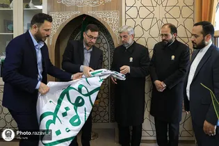 روضہ منورہ امیرالمؤمنین حضرت علی(ع) کی جانب سے حرم رضوی کو غدیری پرچم ہدیہ کیا گیا